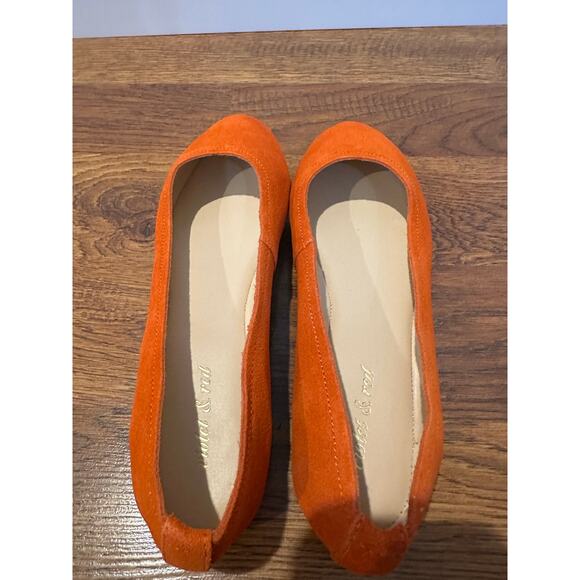 Violet and Red Women's Windsor Suede Flat Orange Size 7 NWOB Bold Footwear - Picture 9 of 9